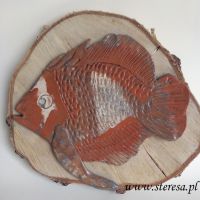ryba ceramiczna na drewnie